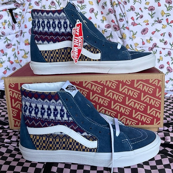 Vans Men’s Sk8-Hi
Fair Isle Blue/Multi
VN0A7Q5NBER
Sneakers - Picture 1 of 16